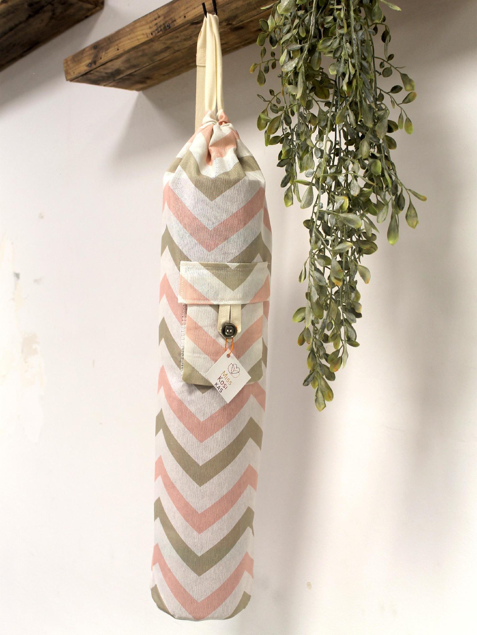 Bolsa para esterilla de yoga en loneta con zigzag rosa y gris en vertical
