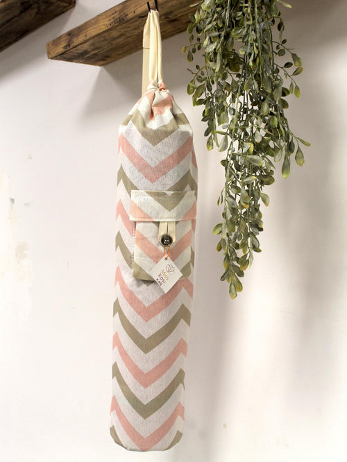 Bolsa para esterilla de yoga en loneta con zigzag rosa y gris en vertical