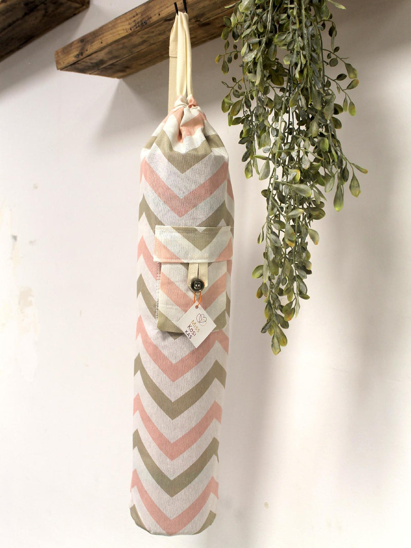 Bolsa para esterilla de yoga en loneta con zigzag rosa y gris en vertical