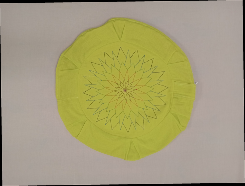 Funda de zafu lima con un mandala bordado en hilo oscuro