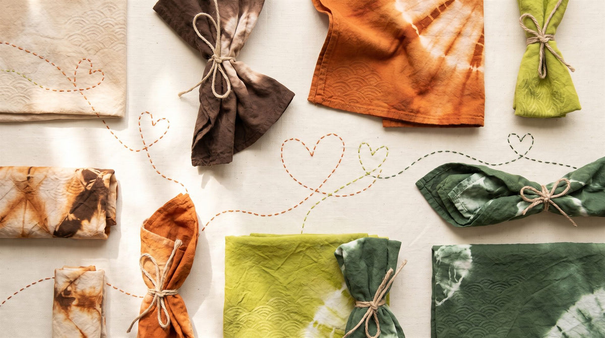 Tejido de algodón teñido a mano con shibori y tintes naturales, en tonos tierra, naranja y verde