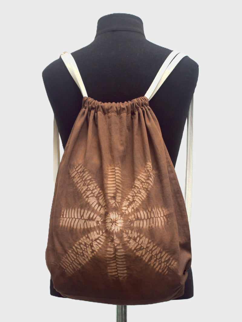Mochila saco de algodón orgánico teñida a mano con shibori y tinte natural · foto 2 de 5