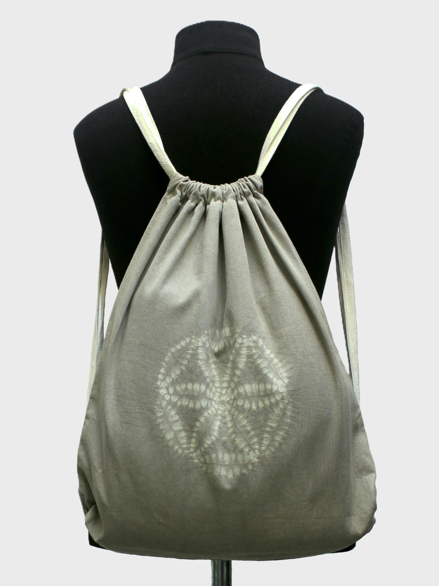 Mochila saco de algodón orgánico teñida a mano con shibori y tinte natural · foto 3 de 5