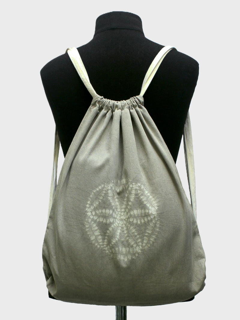 Mochila saco de algodón orgánico teñida a mano con shibori y tinte natural · foto 3 de 5