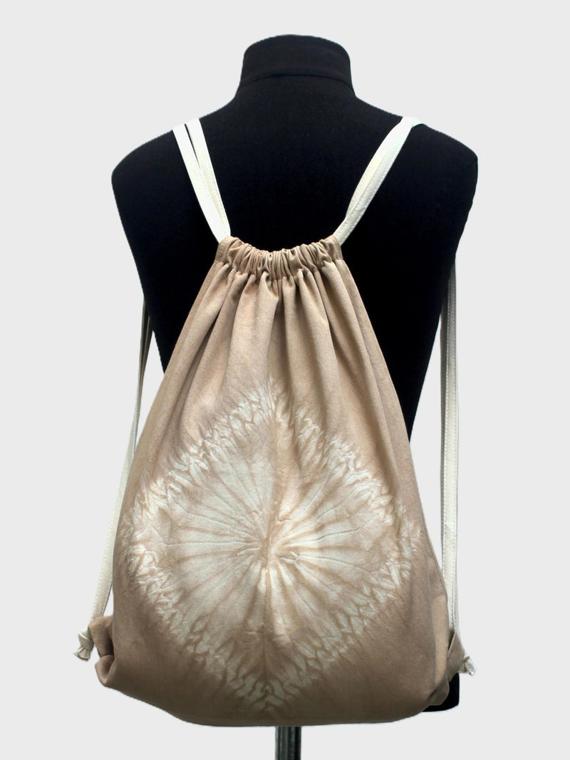 Mochila saco de algodón orgánico teñida a mano con shibori y tinte natural · foto 4 de 5