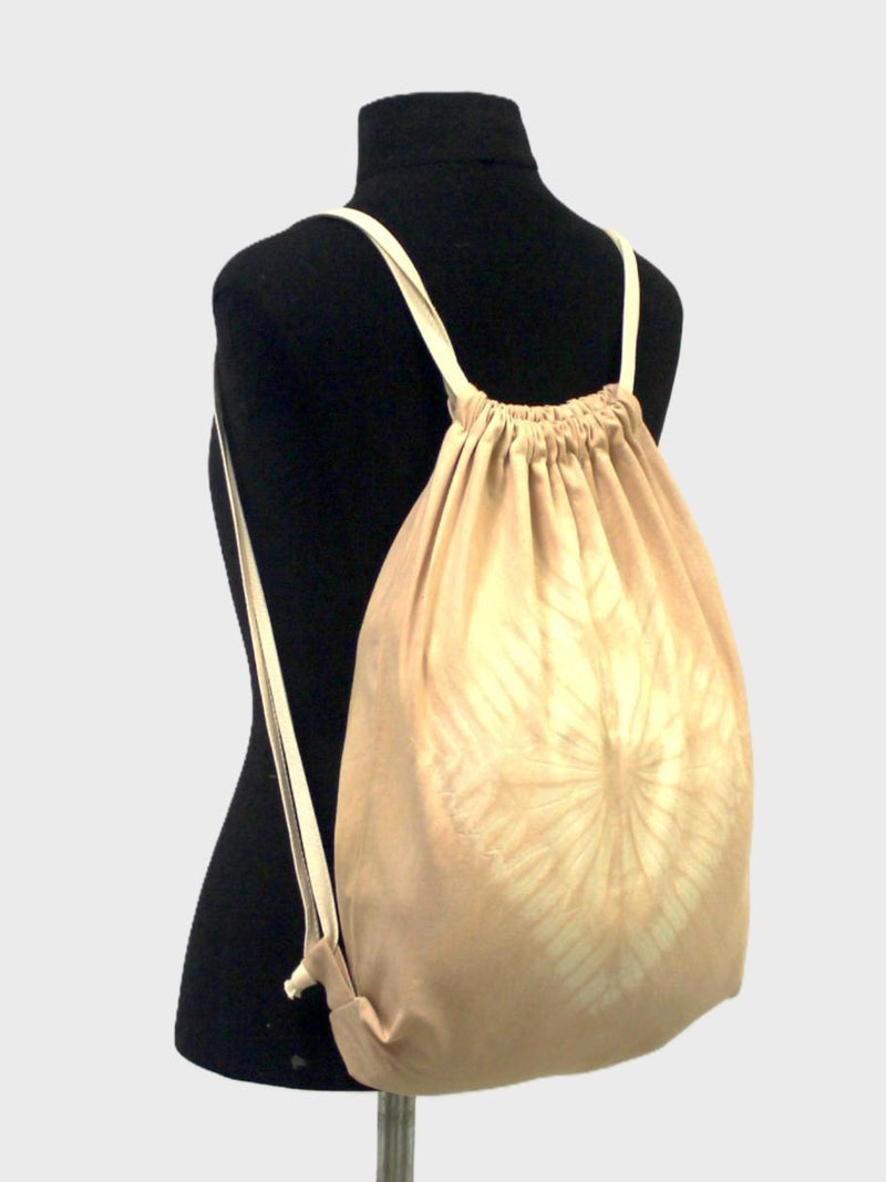 Mochila saco de algodón orgánico teñida a mano con shibori y tinte natural · foto 5 de 5