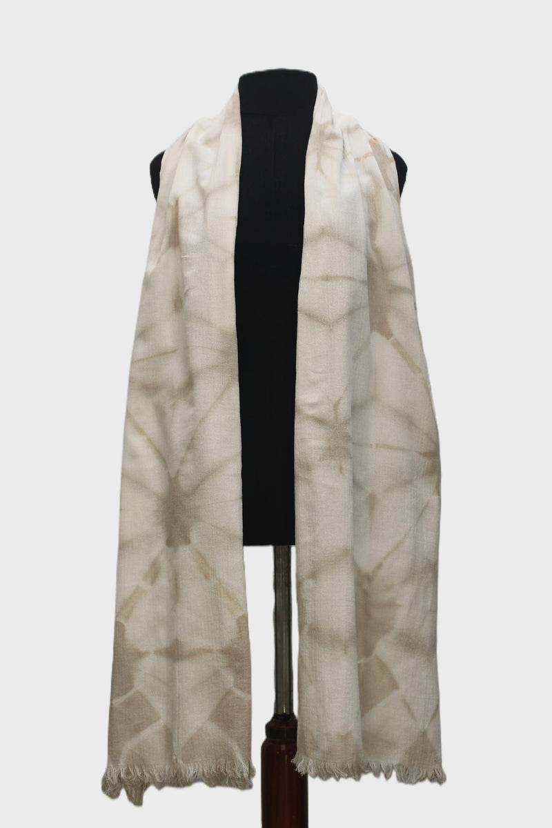 Pañuelo de bambula de algodón teñido con shibori en triángulos blancos y gris verdoso