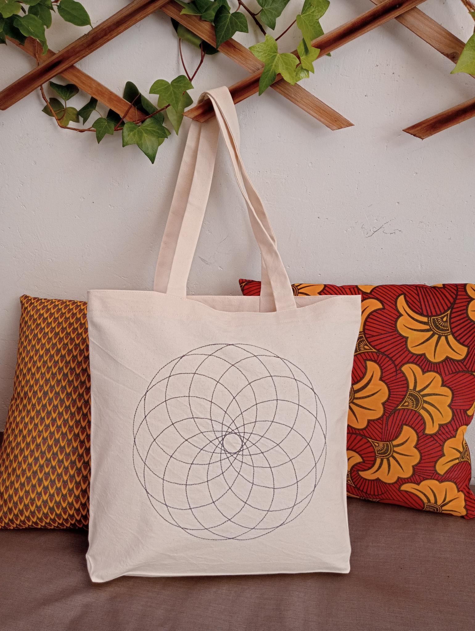 Tote bag de algodón ecológico con geometría sagrada bordada a mano · foto 1 de 2