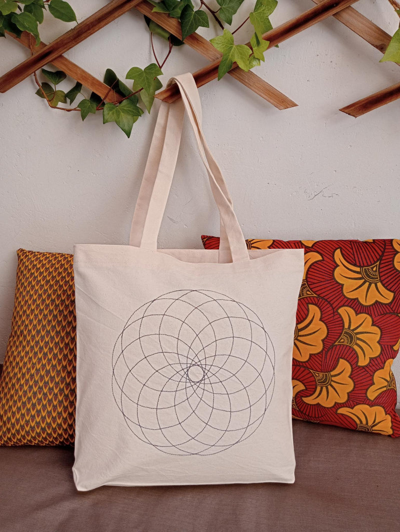 Tote bag de algodón ecológico con geometría sagrada bordada a mano · foto 1 de 2