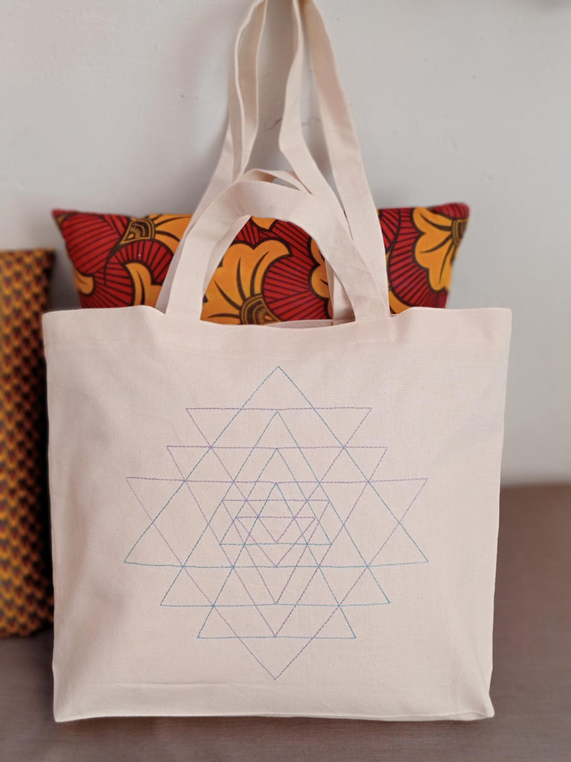 Tote bag de algodón ecológico con geometría sagrada bordada a mano · foto 2 de 2