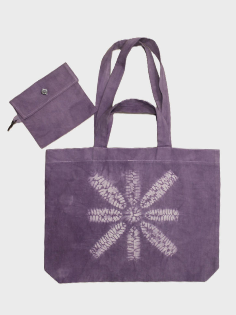 Tote bag de algodón orgánico teñida a mano con shibori y doble asa · foto 1 de 3