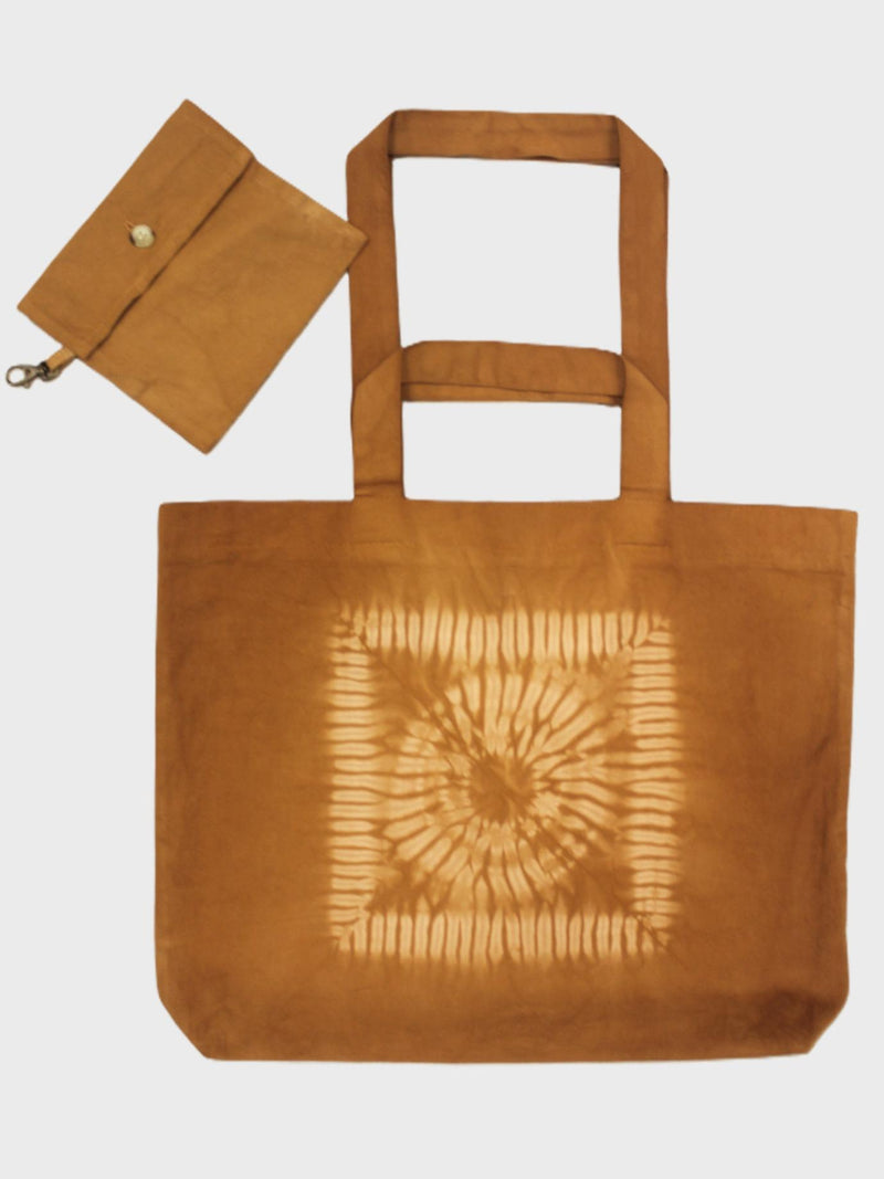 Tote bag de algodón orgánico teñida a mano con shibori y doble asa · foto 2 de 3