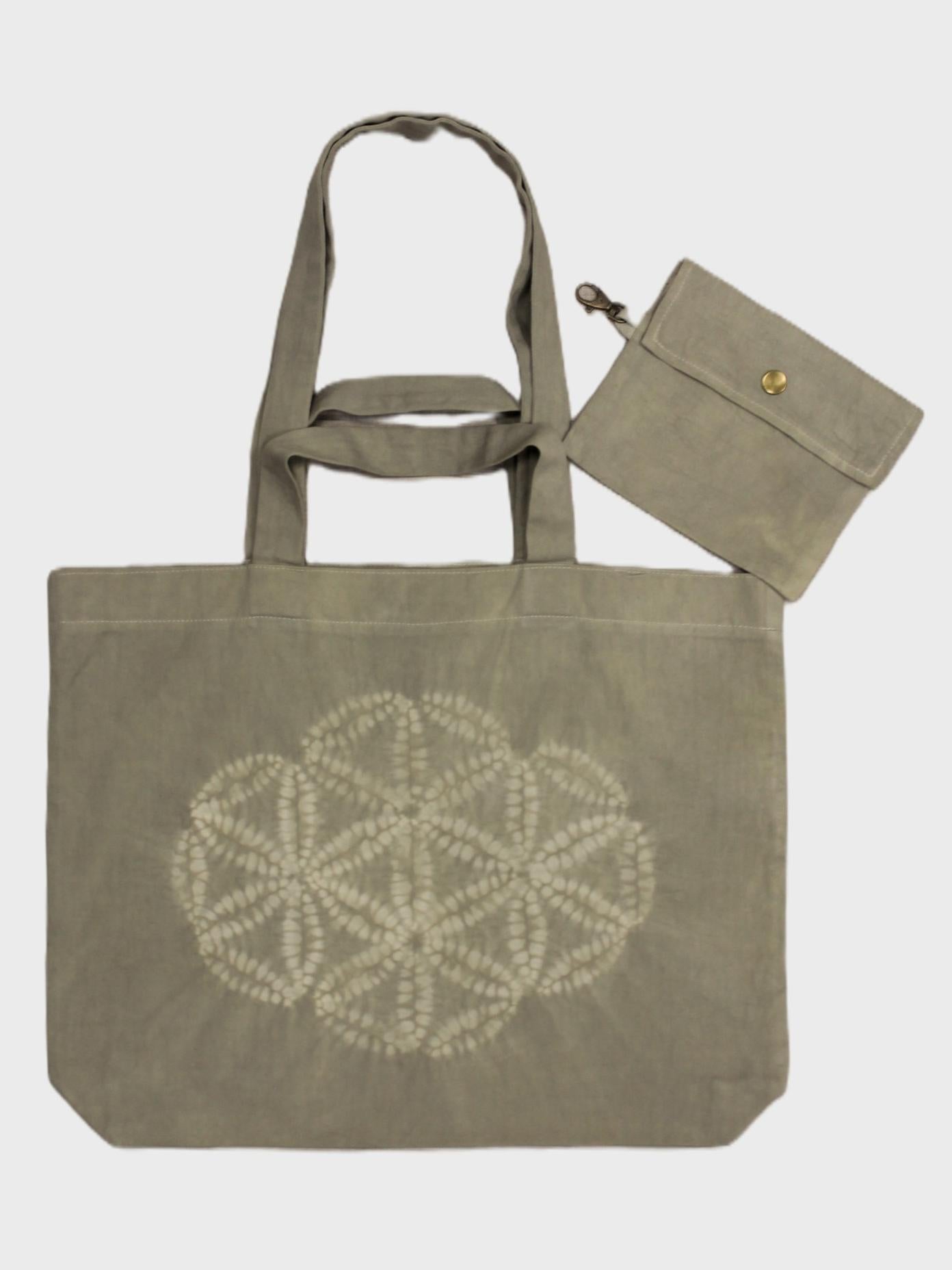 Tote bag de algodón orgánico teñida a mano con shibori y doble asa · foto 3 de 3