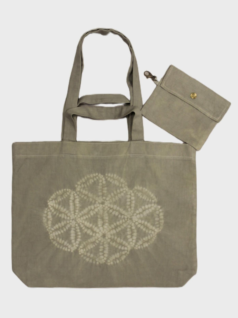 Tote bag de algodón orgánico teñida a mano con shibori y doble asa · foto 3 de 3